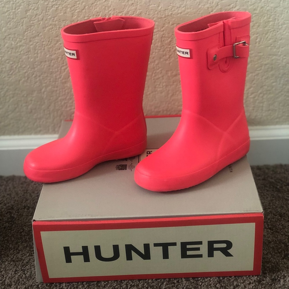 Hunter girls rain boots in hard to find hyper pink color.